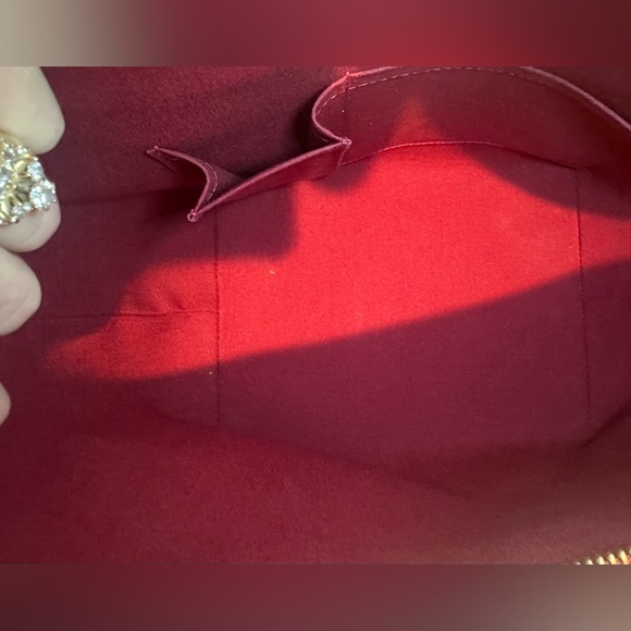 AUTHENTICATED Louis Vuitton Bellevue PM, Red Vernis w/Dust Cover - Picture 6 of 6